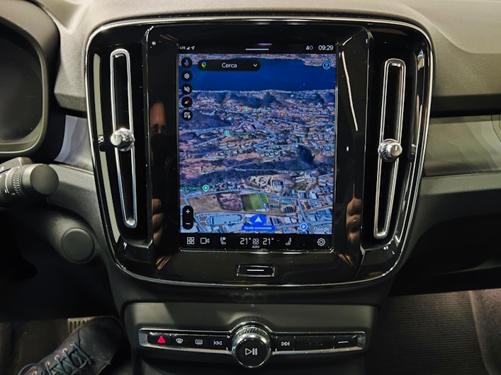 Vehicle image VOLVO C40