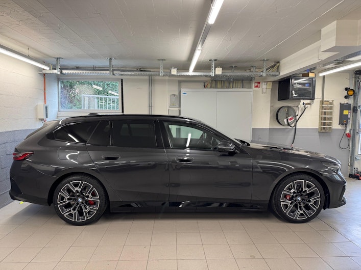 Vehicle image BMW 5 SERIES