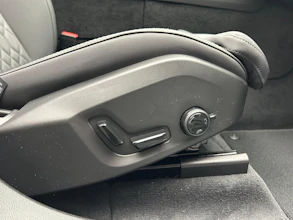https://vehicle.imgix.net/4135944/aaf874bf-bc6f-4a47-bced-80a188a61933.jpeg