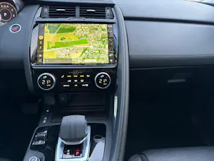 Jaguar E-Pace 2.0 I4 200 SE AWD mit Panoramadach