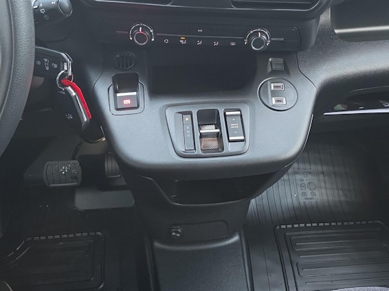 Vehicle image 15 Vehicle image 15