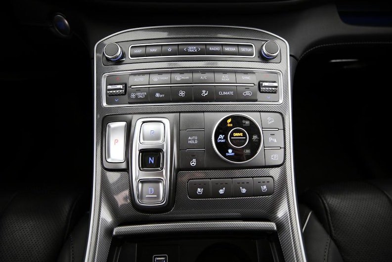 Vehicle image HYUNDAI SANTA FE