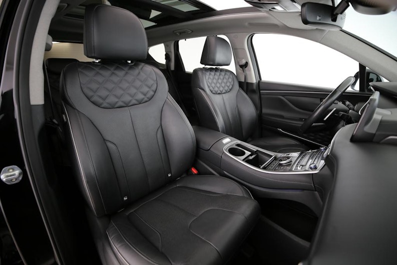 Vehicle image HYUNDAI SANTA FE