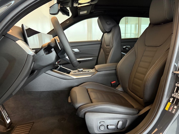 Vehicle image BMW 3 SERIES