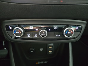 Vehicle image OPEL Crossland 1.2 T 130 Elegance / ab 3,99% Leasing bei Abschluss einer Protect Autoversicherung