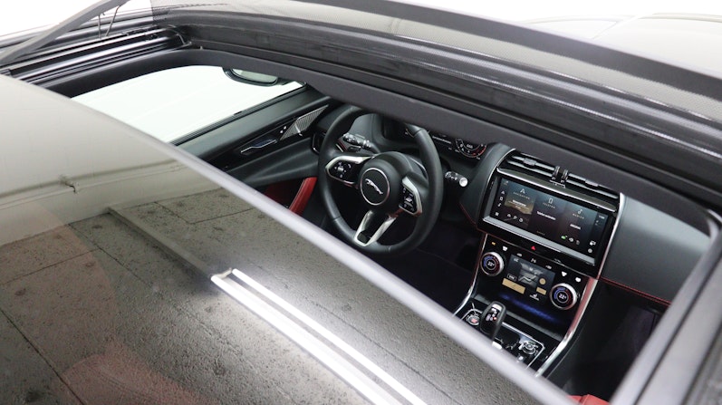 Vehicle image JAGUAR XE