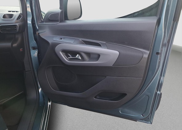 Vehicle image 16 Vehicle image 16