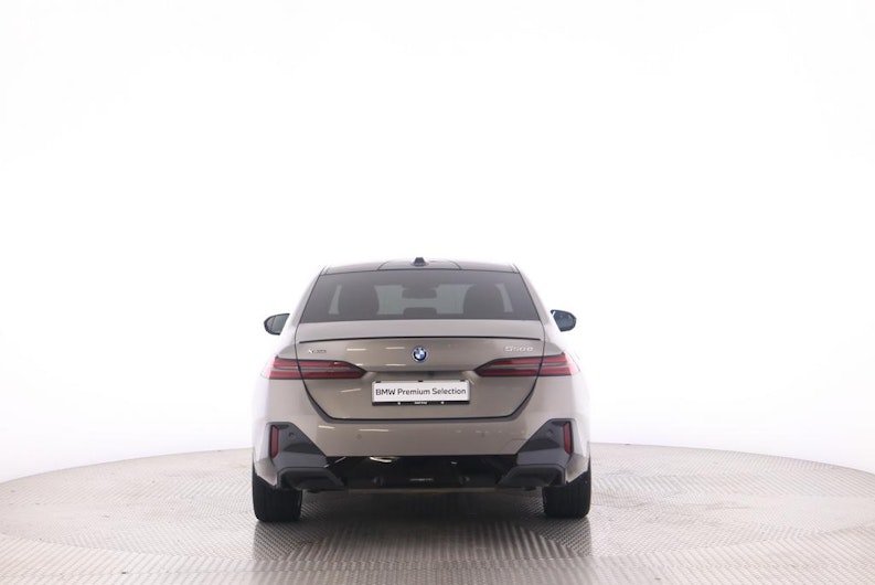 Vehicle image BMW 5 SERIES