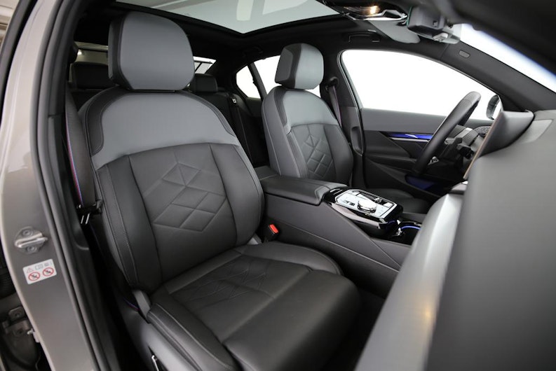 Vehicle image BMW 5 SERIES