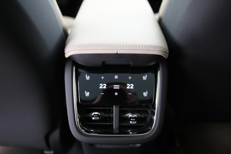 Vehicle image VOLVO ES90