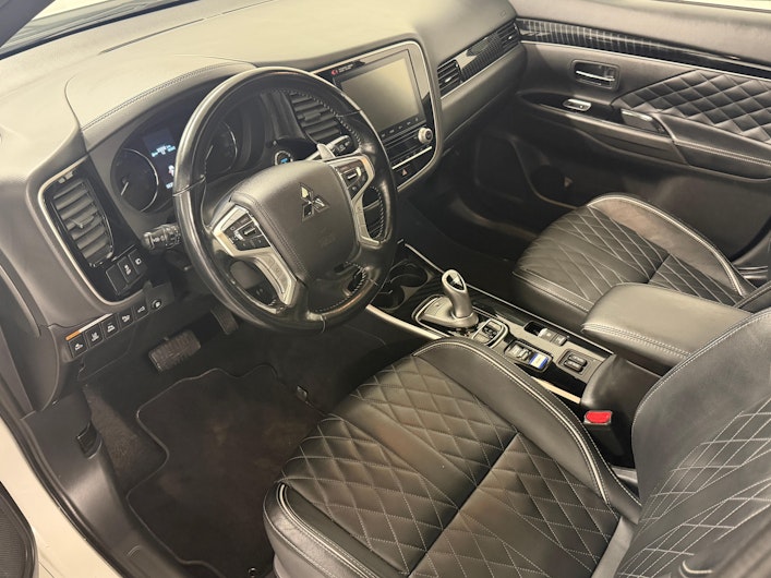 Vehicle image MITSUBISHI OUTLANDER