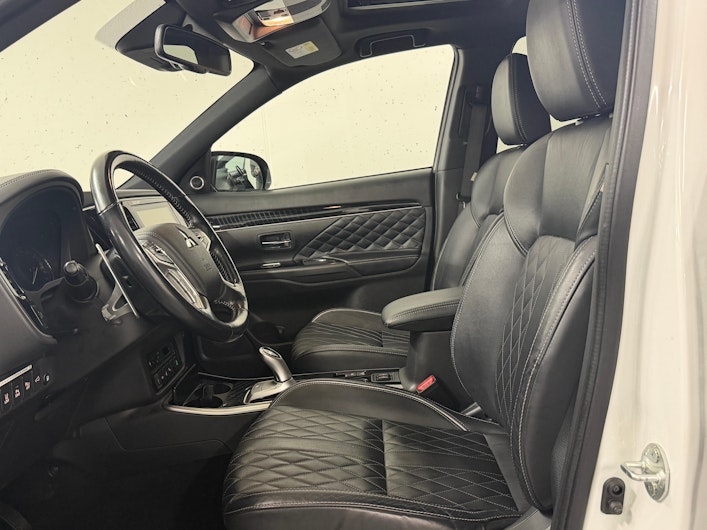 Vehicle image MITSUBISHI OUTLANDER