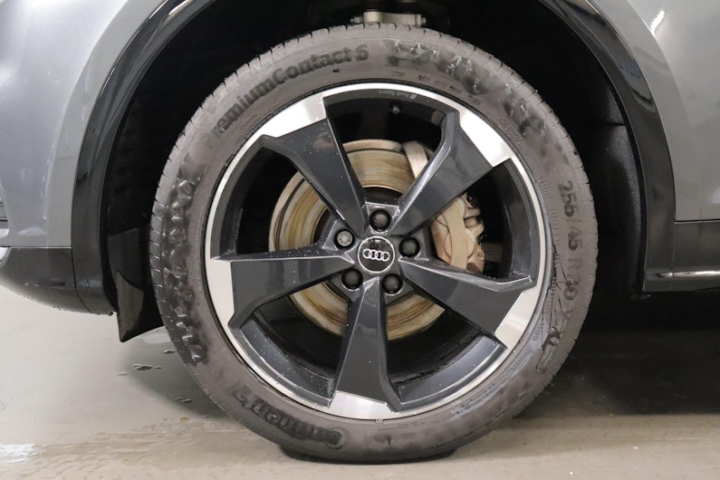 Vehicle image AUDI Q5