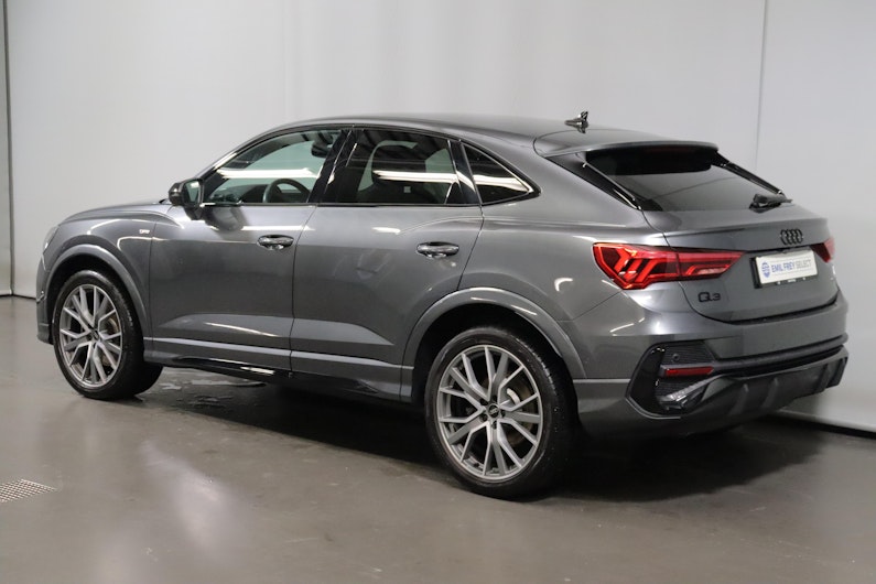 Vehicle image AUDI Q3