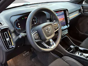 VOLVO XC40 B4 Benzin Mild Hybrid Ultra Dark DCT