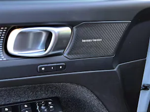 VOLVO XC40 B4 Benzin Mild Hybrid Ultra Dark DCT