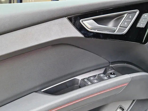 Audi Q4 e-tron 45 Edition Swiss Ski quattro Mythosschwarz Metallic