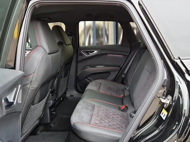 Audi Q4 e-tron 45 Edition Swiss Ski quattro Mythosschwarz Metallic