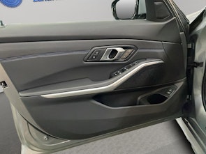 Vehicle image BMW 330i xDrive SAG Touring