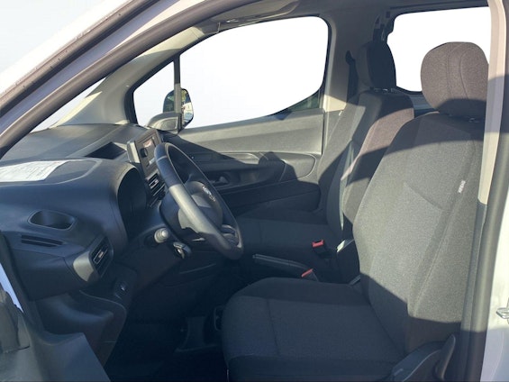 Vehicle image 4 Vehicle image 4