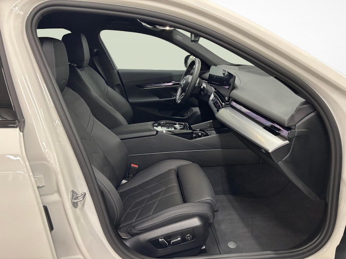 Vehicle image BMW 5 SERIES