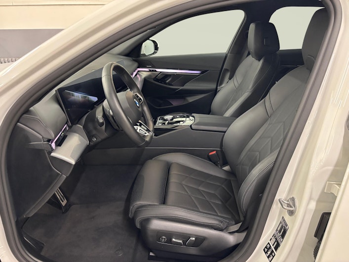 Vehicle image BMW 5 SERIES