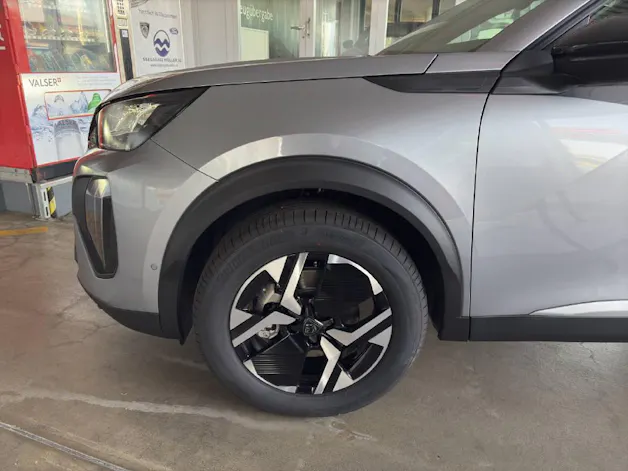 Peugeot 2008 1.2 Hybrid 145 Allure Premium