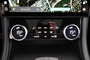 Vehicle image JAGUAR F-Pace 2.0 D I4 200 R-Dynamic SE AWD