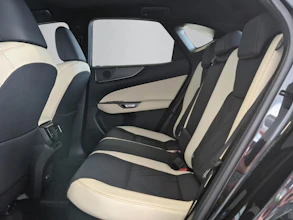 https://vehicle.imgix.net/4148563/f8fe2273-a8ff-4071-ade7-40fc1c24cc49.jpg