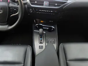 Lexus UX 300h F-Line