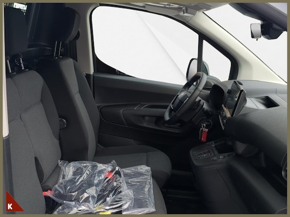 Vehicle image 17 Vehicle image 17