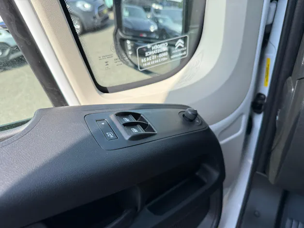 Citroën Jumper 35+ 2.2 BlueHDi 180PS L4H3 EAT8 270° Apple Car-Play alle Assistenten Beste Ausstattung im Angebot. Alle Grössen verfügbar