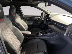 Audi LA VOITURE COMPACTE HAUT DE GAMME ULTIME - LIMITED ABT RS3-R DISPOSE DE 500 CH ET D’UN ENSEMBLE AÉRODYNAMIQUE EN CARBONE