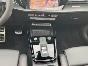 AUDI LA VOITURE COMPACTE HAUT DE GAMME ULTIME - LIMITED ABT RS3-R DISPOSE DE 500 CH ET D’UN ENSEMBLE AÉRODYNAMIQUE EN CARBONE