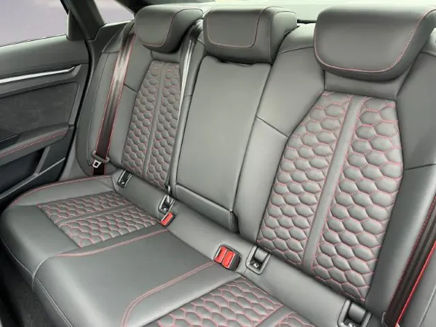 AUDI LA VOITURE COMPACTE HAUT DE GAMME ULTIME - LIMITED ABT RS3-R DISPOSE DE 500 CH ET D’UN ENSEMBLE AÉRODYNAMIQUE EN CARBONE
