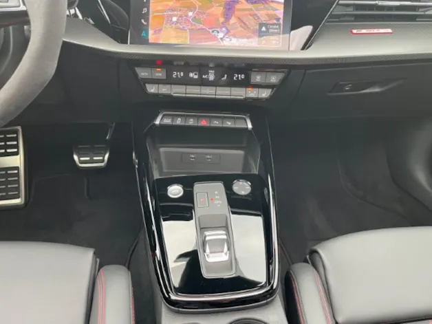 AUDI LA VOITURE COMPACTE HAUT DE GAMME ULTIME - LIMITED ABT RS3-R DISPOSE DE 500 CH ET D’UN ENSEMBLE AÉRODYNAMIQUE EN CARBONE