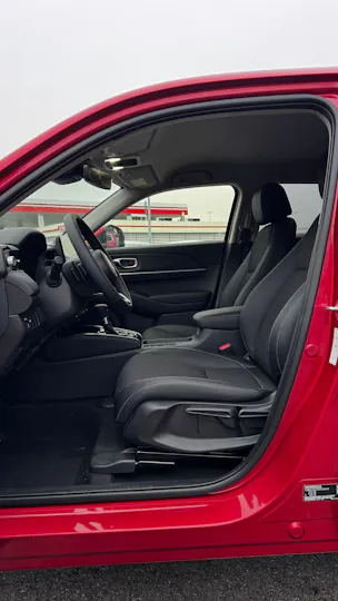 Honda HR-V e:HEV 1.5l Advance Crystal Red, Urban Grau vorrätig 1.9% Leasing Aktion unschlagbar mit 8 Jahren Garantie