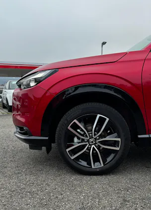 Honda HR-V e:HEV 1.5l Advance Crystal Red, Urban Grau vorrätig 1.9% Leasing Aktion unschlagbar mit 8 Jahren Garantie