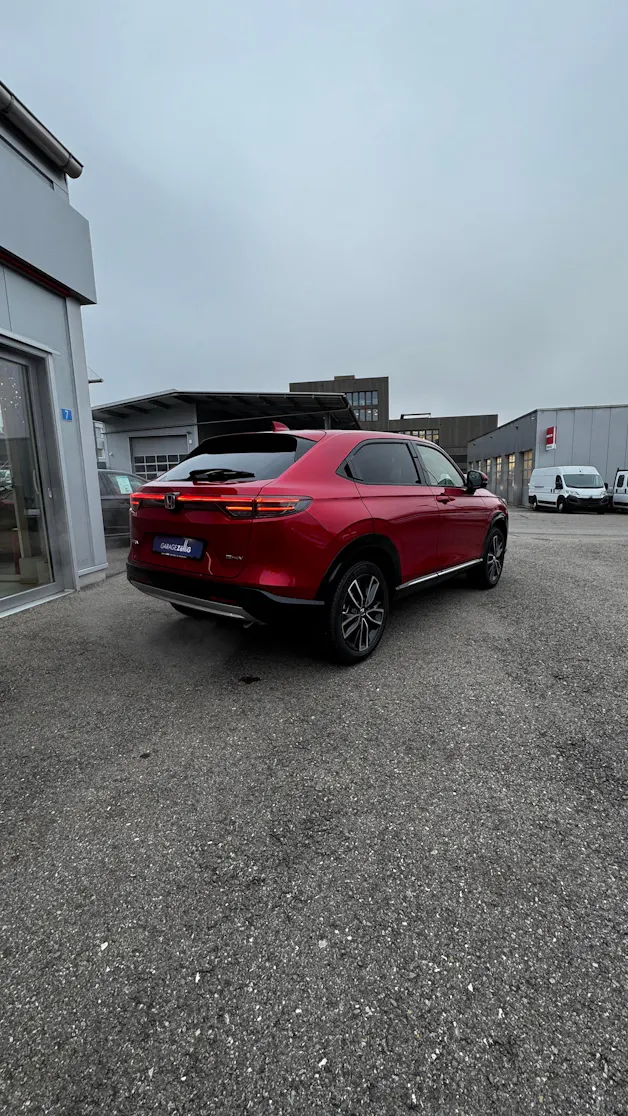 Honda HR-V e:HEV 1.5l Advance Crystal Red, Urban Grau vorrätig 1.9% Leasing Aktion unschlagbar mit 8 Jahren Garantie