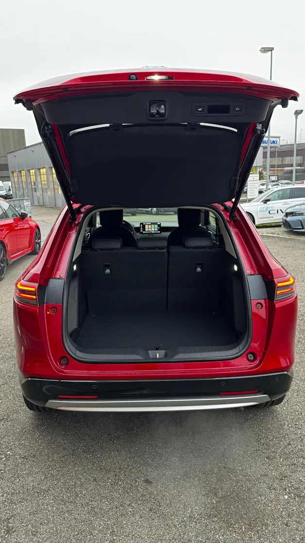 Honda HR-V e:HEV 1.5l Advance Crystal Red, Urban Grau vorrätig 1.9% Leasing Aktion unschlagbar mit 8 Jahren Garantie