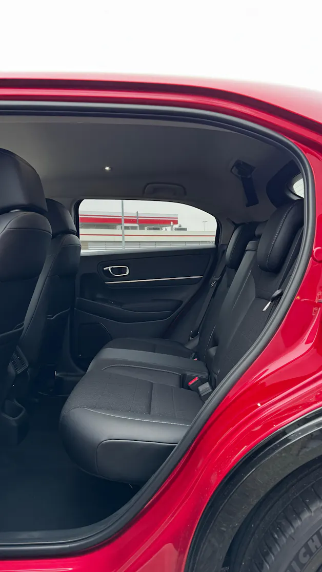 Honda HR-V e:HEV 1.5l Advance Crystal Red, Urban Grau vorrätig 1.9% Leasing Aktion unschlagbar mit 8 Jahren Garantie