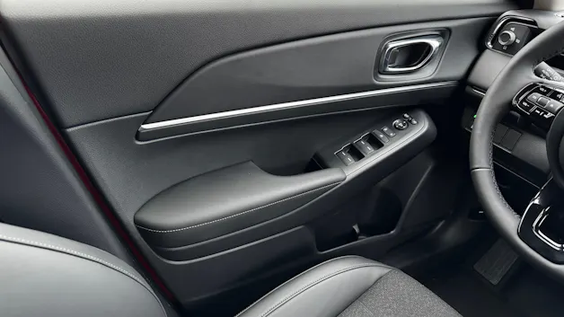 Honda HR-V e:HEV 1.5l Advance Crystal Red, Urban Grau vorrätig 1.9% Leasing Aktion unschlagbar mit 8 Jahren Garantie