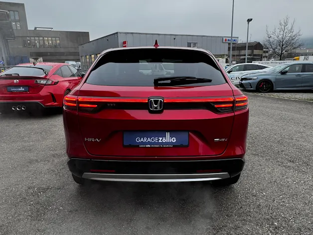 Honda HR-V e:HEV 1.5l Advance Crystal Red, Urban Grau vorrätig 1.9% Leasing Aktion unschlagbar mit 8 Jahren Garantie