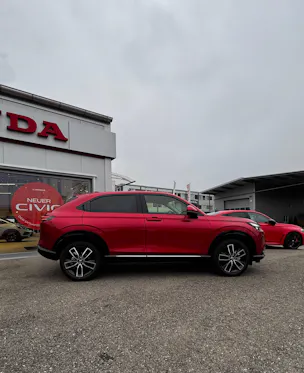 Honda HR-V e:HEV 1.5l Advance Crystal Red, Urban Grau vorrätig 1.9% Leasing Aktion unschlagbar mit 8 Jahren Garantie