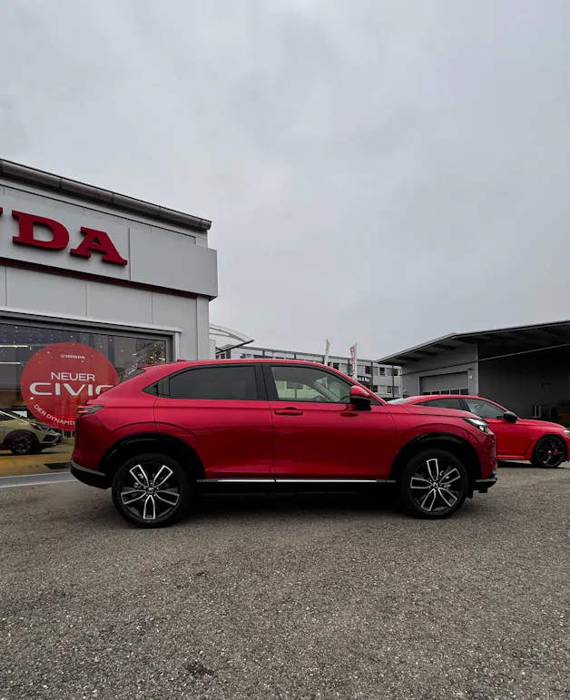 Honda HR-V e:HEV 1.5l Advance Crystal Red, Urban Grau vorrätig 1.9% Leasing Aktion unschlagbar mit 8 Jahren Garantie