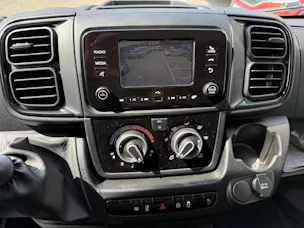 Citroën Jumper 35+ 2.2 BlueHDi 180PS L4H2 2 Airbag Kamera 270°Tür Doppelblattfedern AHK 3T Holzboden, alle Grössen verfügbar!