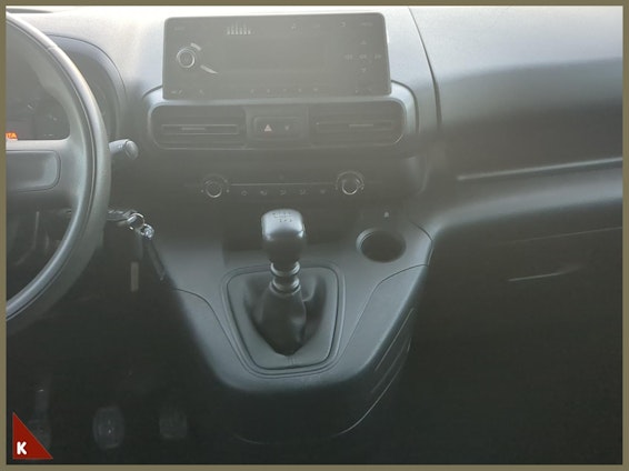 Vehicle image 14 Vehicle image 14