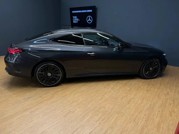 Mercedes-Benz CLE 300 4M - Coupé - AMG / DISTRONIC / 360 Grad Kamera / Head-Up Display