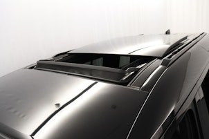 Vehicle image LAND ROVER Defender 110 3.0 D I6 300 X-Dynamic HSE