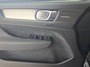 Vehicle image VOLVO XC40 2.0 B4 MH Plus Dark / Jetzt mit attraktivem 1.9% Leasing!